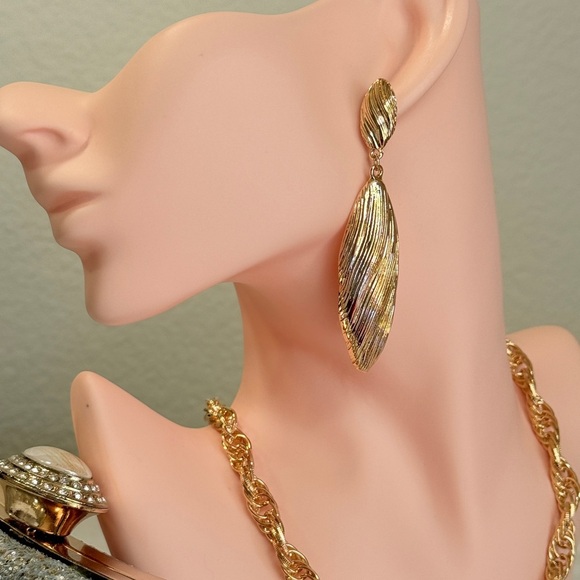Elegant Gold Drop Earrings - Picture 7 of 7